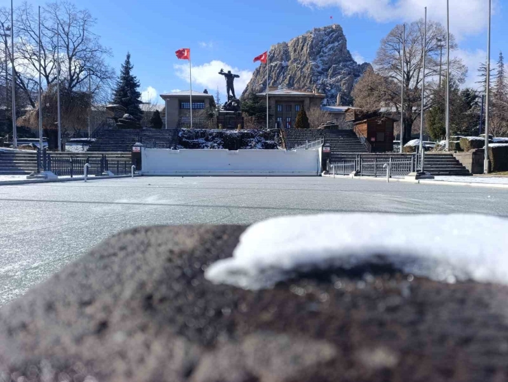 Afyonkarahisar Yılın İlk Gününe Dondurucu Soğukla Başladı
