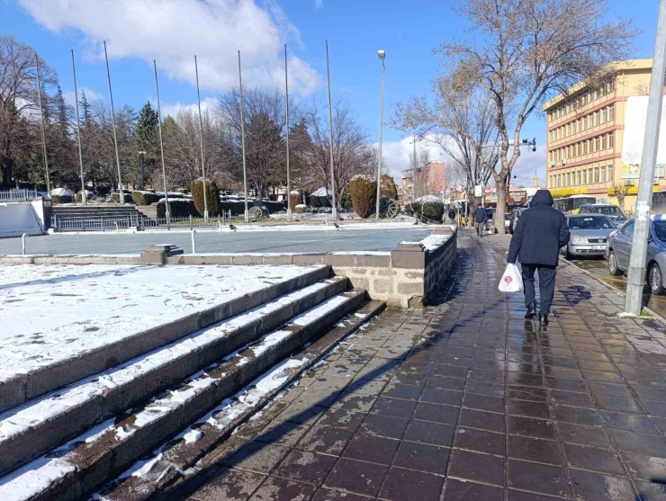 Afyonkarahisar Yılın İlk Gününe Dondurucu Soğukla Başladı