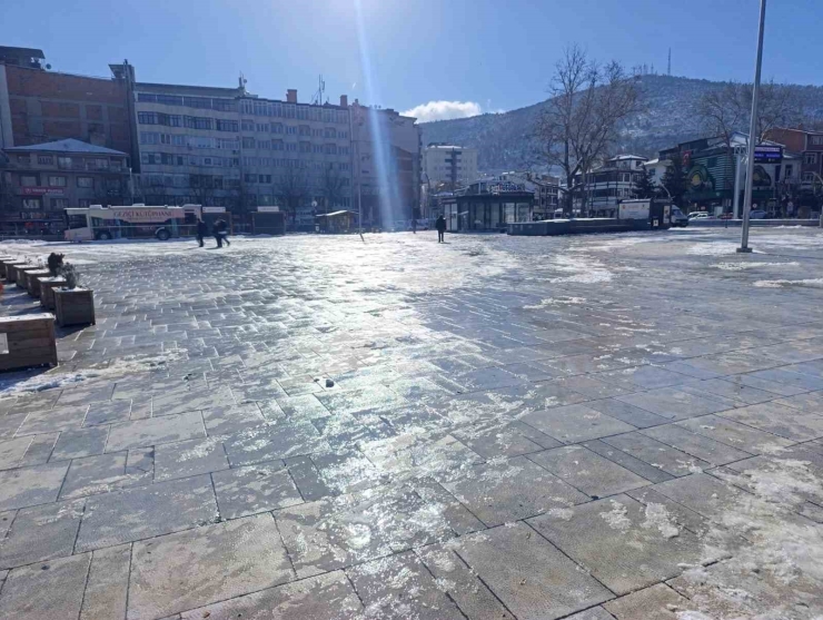 Afyonkarahisar Yılın İlk Gününe Dondurucu Soğukla Başladı