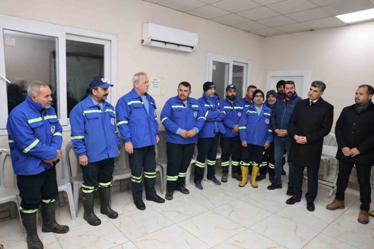 Şener, Yeni Yıl Gecesinde Kamu Çalışanlarıyla Buluştu