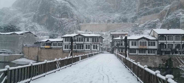 Amasya Yeni Yıla Karla Girdi, Şehir Beyaza Büründü