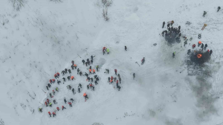 Artvin’de Çığ Altında Kalan Çobanları Arama Çalışmaları Havadan Görüntülendi