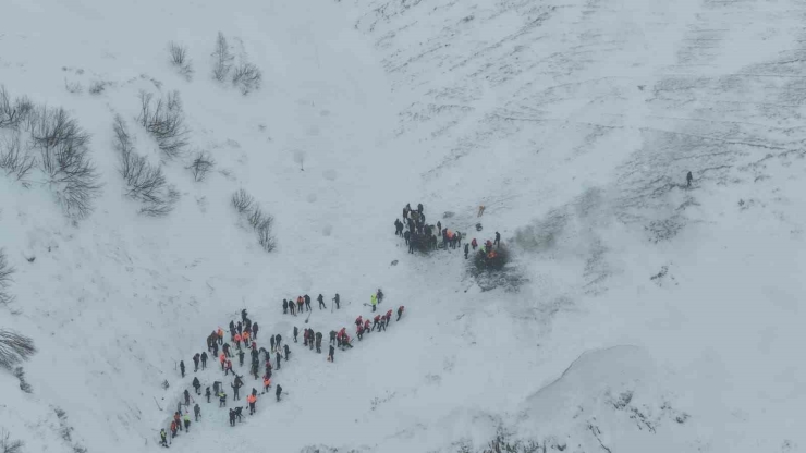 Artvin’de Çığ Altında Kalan Çobanları Arama Çalışmaları Havadan Görüntülendi