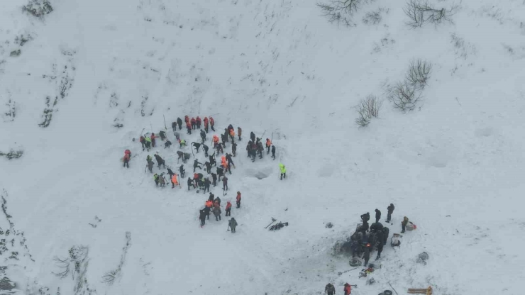 Artvin’de Çığ Altında Kalan Çobanları Arama Çalışmaları Havadan Görüntülendi