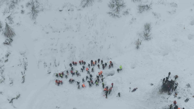 Artvin’de Çığ Altında Kalan Çobanları Arama Çalışmaları Havadan Görüntülendi