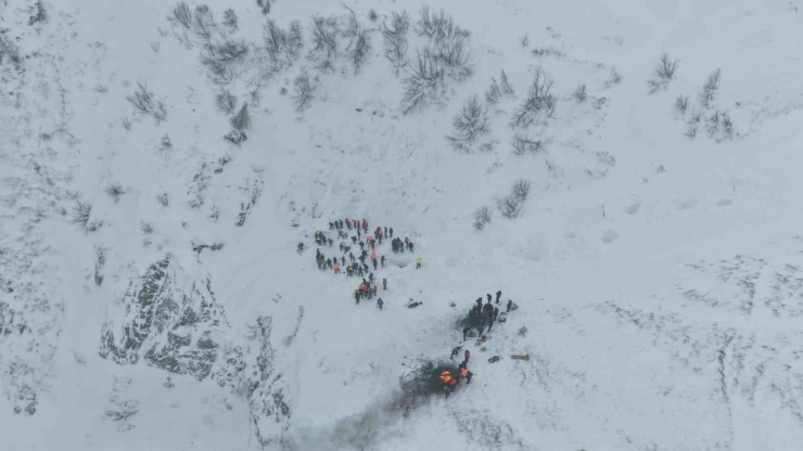 Artvin’de Çığ Altında Kalan Çobanları Arama Çalışmaları Havadan Görüntülendi