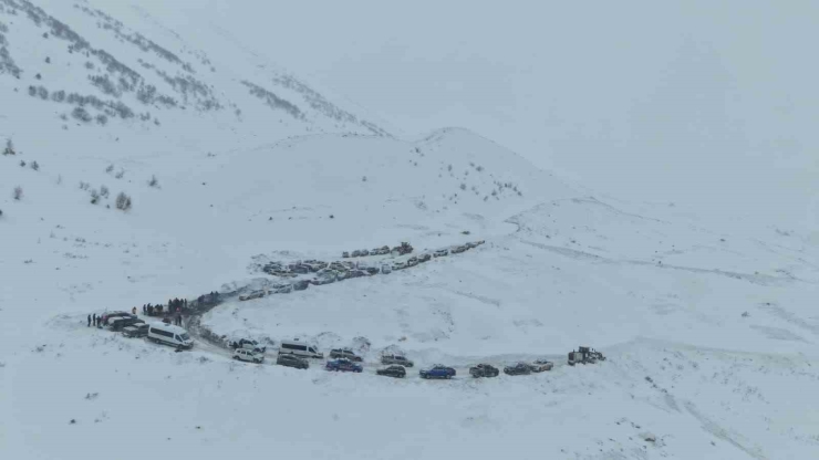Artvin’de Çığ Altında Kalan Çobanları Arama Çalışmaları Havadan Görüntülendi