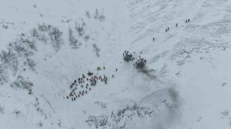 Artvin’de Çığ Altında Kalan Çobanları Arama Çalışmaları Havadan Görüntülendi
