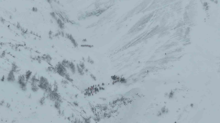 Artvin’de Çığ Altında Kalan Çobanları Arama Çalışmaları Havadan Görüntülendi