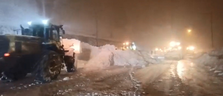 Bitlis Çevre Yolunda Düşen Çığın Altında Kalan Tanker Sürücüsü Kurtarıldı