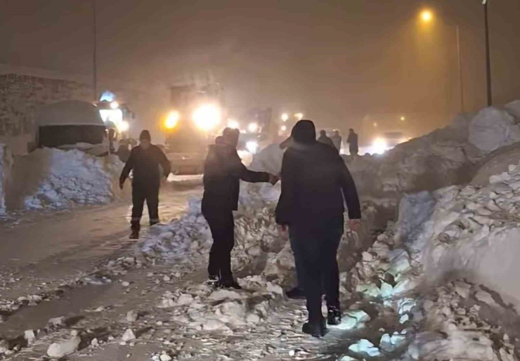 Bitlis Çevre Yolunda Düşen Çığın Altında Kalan Tanker Sürücüsü Kurtarıldı