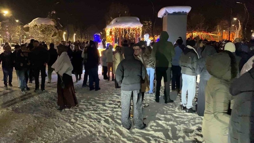 Bolu’da Yeni Yıl Coşkusu: Kimisi Oyun Havasıyla, Kimisi Evlilik Teklifiyle 2026’ya Girdi