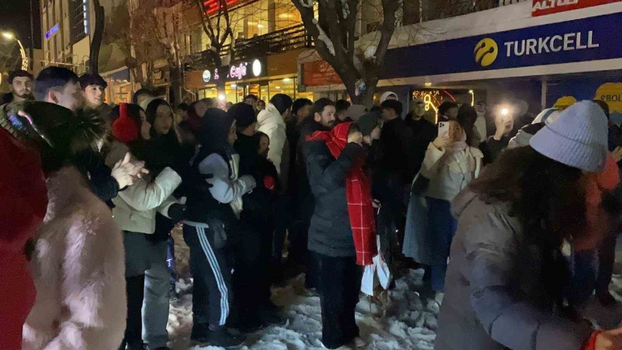 Bolu’da Yeni Yıl Coşkusu: Kimisi Oyun Havasıyla, Kimisi Evlilik Teklifiyle 2026’ya Girdi