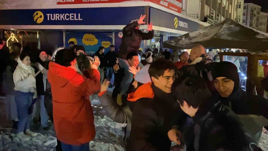 Bolu’da Yeni Yıl Coşkusu: Kimisi Oyun Havasıyla, Kimisi Evlilik Teklifiyle 2026’ya Girdi
