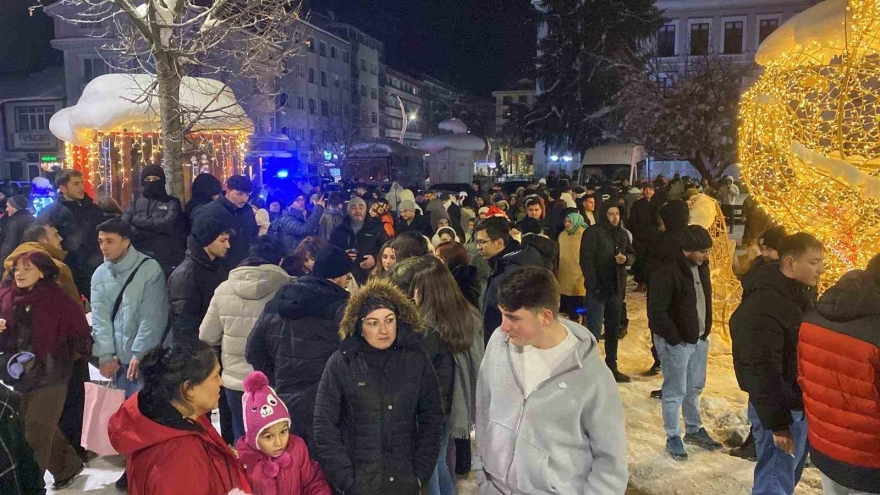Bolu’da Yeni Yıl Coşkusu: Kimisi Oyun Havasıyla, Kimisi Evlilik Teklifiyle 2026’ya Girdi