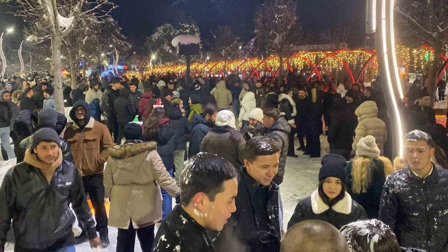 Bolu’da Yeni Yıl Coşkusu: Kimisi Oyun Havasıyla, Kimisi Evlilik Teklifiyle 2026’ya Girdi