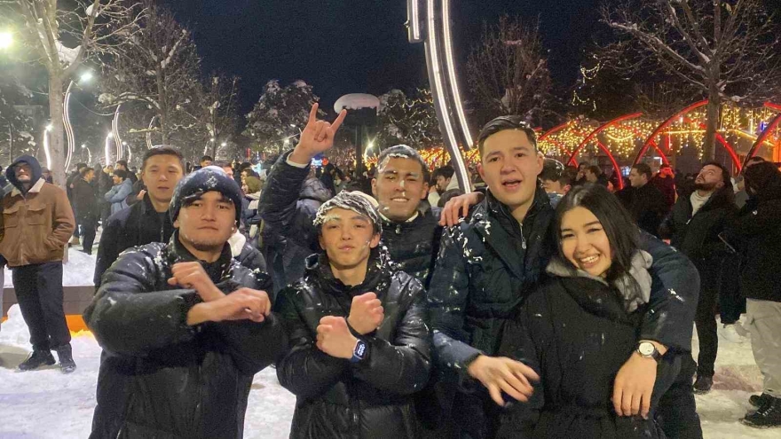 Bolu’da Yeni Yıl Coşkusu: Kimisi Oyun Havasıyla, Kimisi Evlilik Teklifiyle 2026’ya Girdi