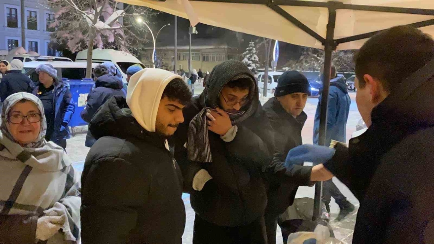 Bolu’da Yeni Yıl Coşkusu: Kimisi Oyun Havasıyla, Kimisi Evlilik Teklifiyle 2026’ya Girdi