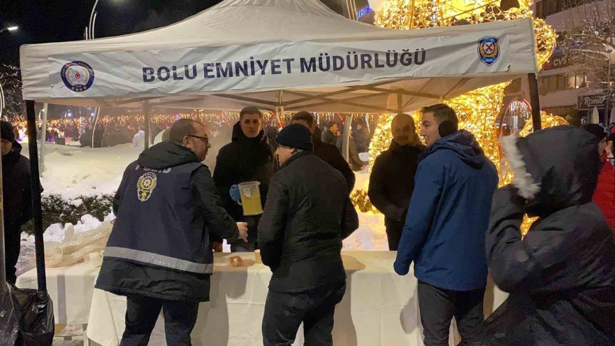 Bolu’da Yeni Yıl Coşkusu: Kimisi Oyun Havasıyla, Kimisi Evlilik Teklifiyle 2026’ya Girdi