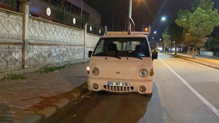 Polisi Görünce Kaldırıma Çıkan Alkollü Sürücü Polis Ekiplerin Dikkati Sayesinde Yakalandı