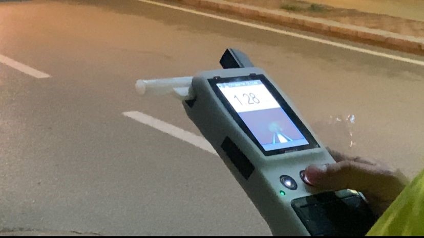 Polisi Görünce Kaldırıma Çıkan Alkollü Sürücü Polis Ekiplerin Dikkati Sayesinde Yakalandı