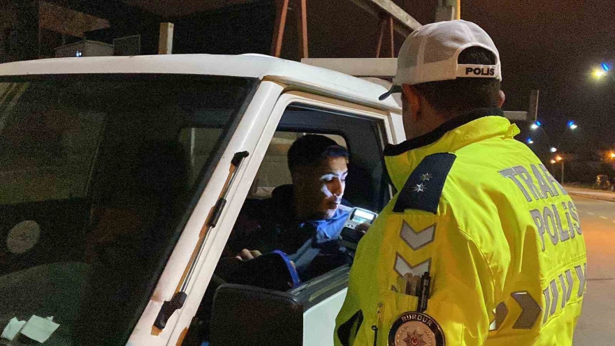 Polisi Görünce Kaldırıma Çıkan Alkollü Sürücü Polis Ekiplerin Dikkati Sayesinde Yakalandı