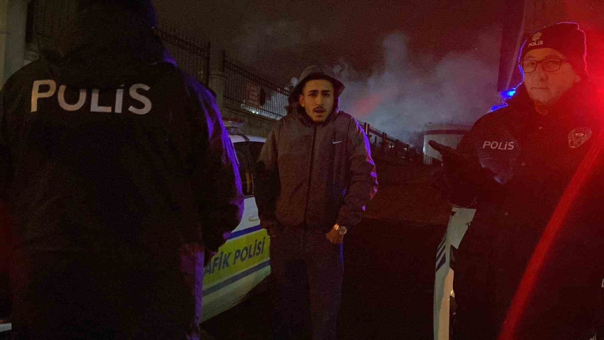 Polisi Görünce Kaldırıma Çıkan Alkollü Sürücü Polis Ekiplerin Dikkati Sayesinde Yakalandı