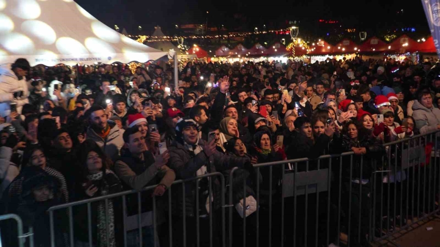 Bursa Yeni Yıl Meydanı’nda Yılbaşı Coşkusu