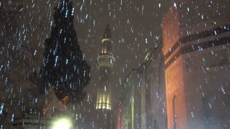 Bursa’da Yılın İlk Sabah Namazı Kar Altında Ulucami’de Kılındı