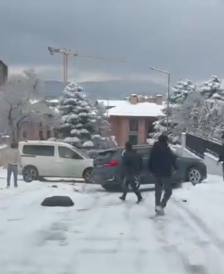 Bursa’da Korku Dolu Anlar: Kayan Araç Vatandaşların Arasına Daldı