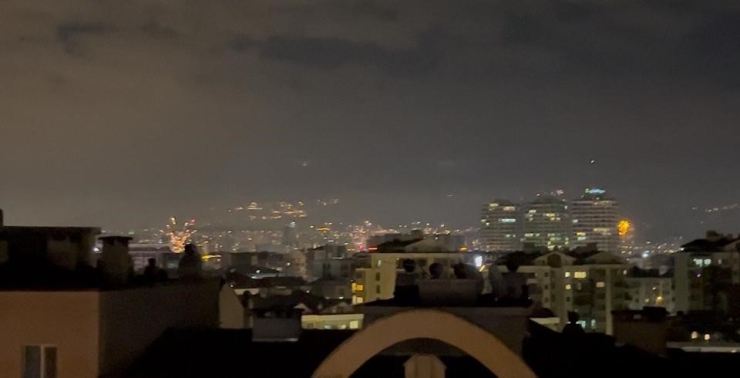 Nilüfer’de Gelişi Güzel Atılan Havai Fişekler Geceyi Aydınlattı, Binlerce Kuşun Hayatını Kararttı