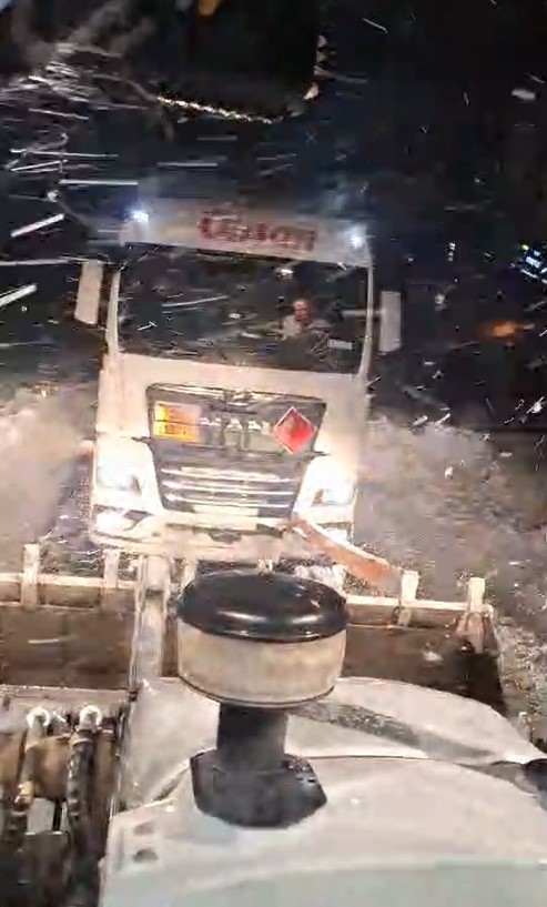 Karlı Yolda Mahsur Kalan Tır, İş Makinesiyle Kurtarıldı