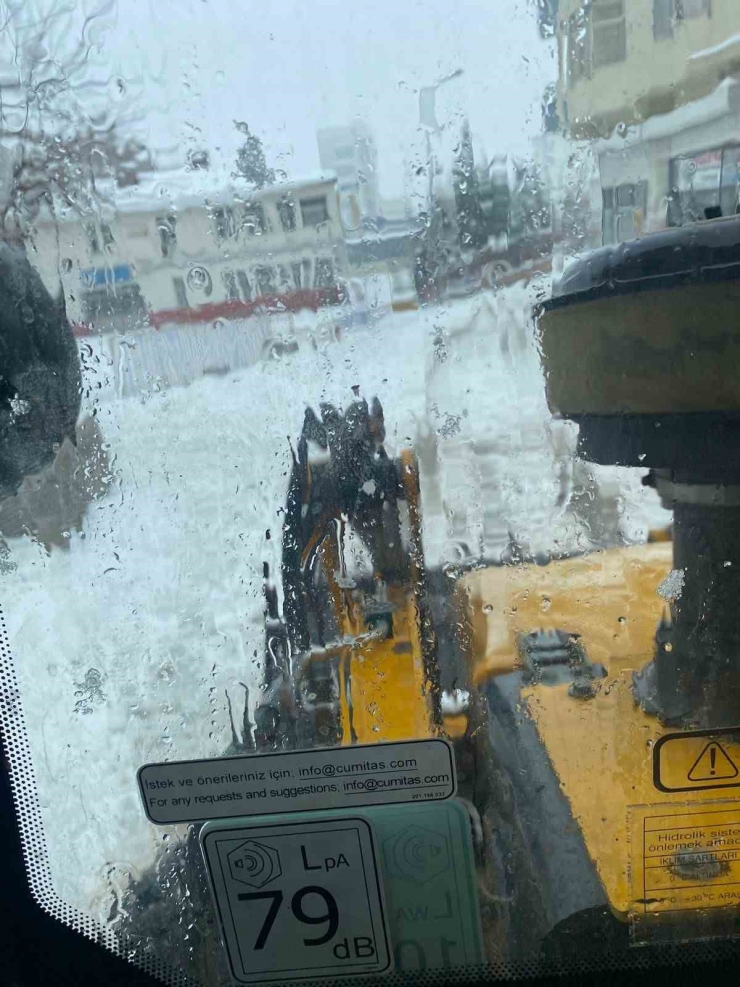 Çermik’te Karla Mücadele Devam Ediyor