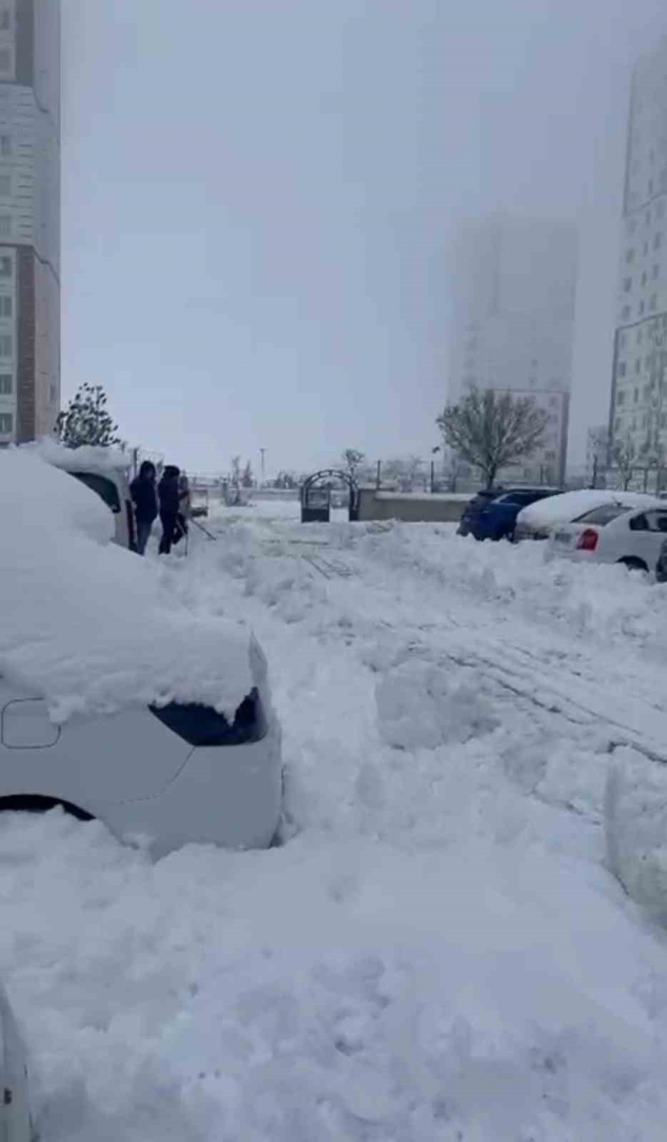 Diyarbakır’da Kar Esareti: Site Sakinleri Kiraladıkları Kepçeyle Yollarını Açtı