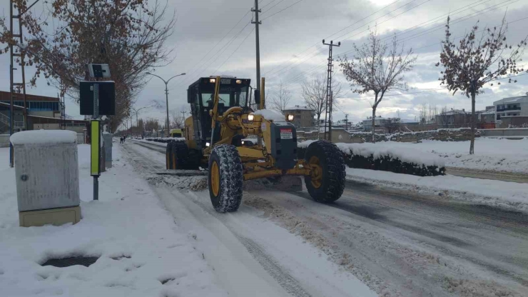 Bahçesaray’da 71 Yerleşim Yerinin Yolu Kardan Kapalı