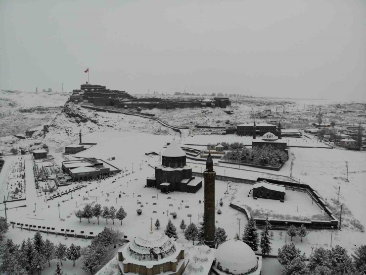 Doğu’nun İncisi Kars, Beyaz Gelinliğini Giydi: Beyaza Bürünen Kent Havadan Görüntülendi
