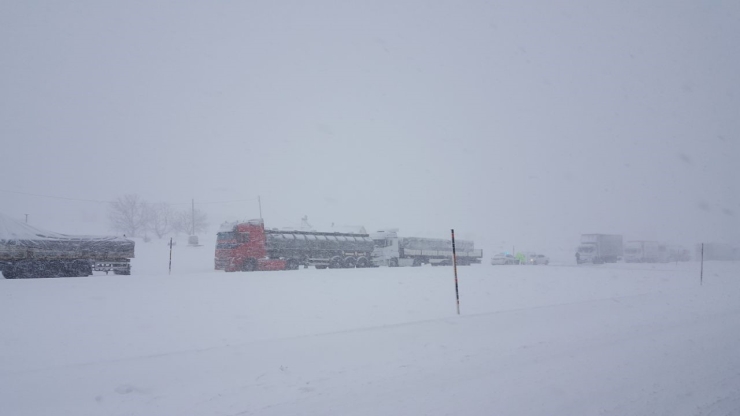 Erzincan-kemaliye Karayolu Ağır Tonajlı Araçlara Kapatıldı