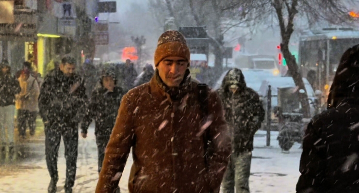 Erzincan’da Lapa Lapa Kar Yağışı
