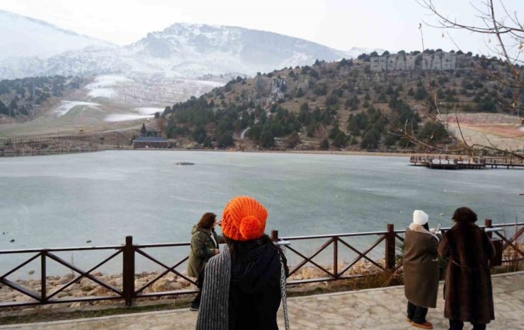 Ardıçlı Gölü Buzla Kaplandı