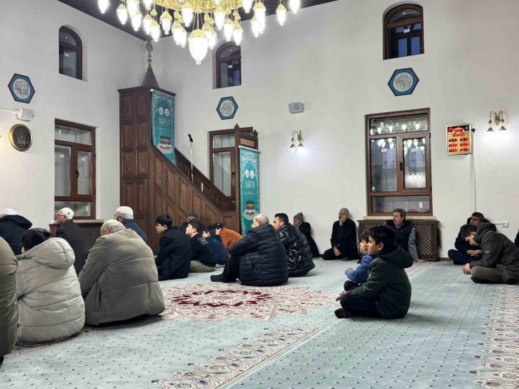 Kırka Mahallesi Sakinleri 2026 Yılının İlk Sabah Namazını Birlikte Kıldı