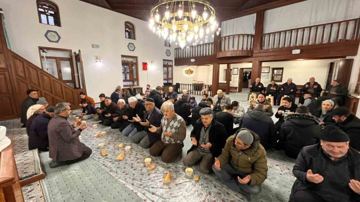 Kırka Mahallesi Sakinleri 2026 Yılının İlk Sabah Namazını Birlikte Kıldı