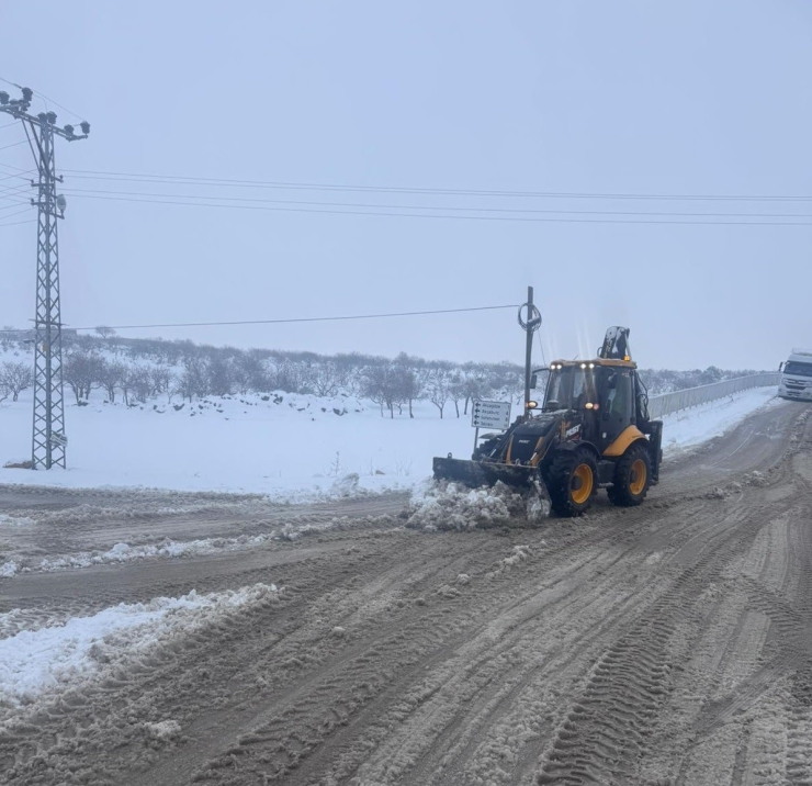 Gaziantep Büyükşehir’den Köy Yollarında Yoğun Karla Mücadele