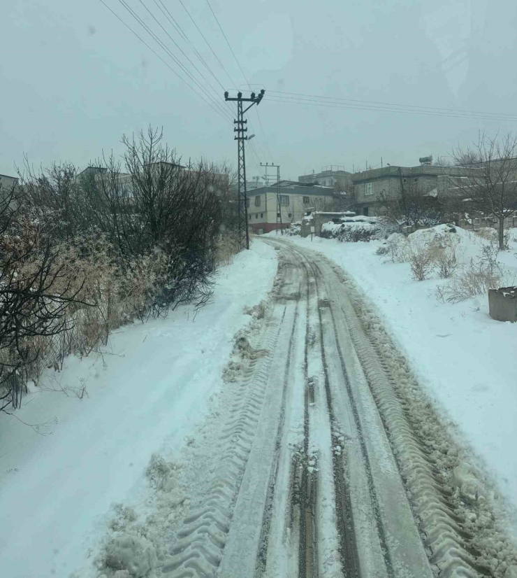 Gaziantep Büyükşehir’den Köy Yollarında Yoğun Karla Mücadele