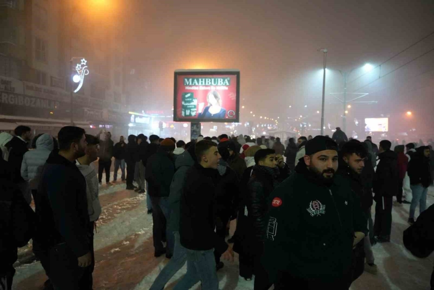Gaziantep’te Yeni Yıl Kar Yağışı Altında Coşkuyla Kutlandı