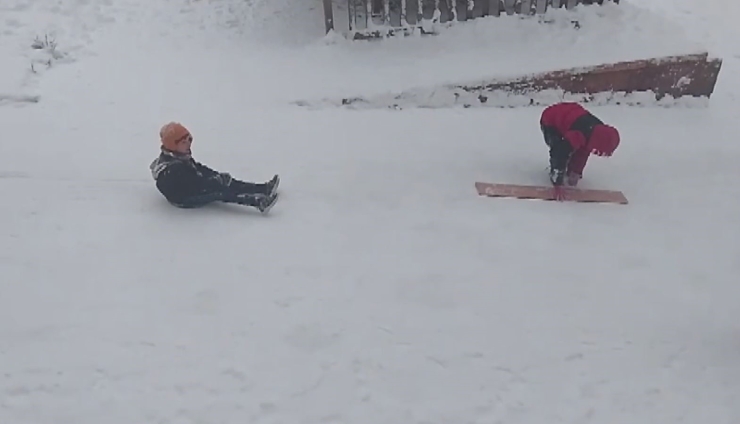 Gaziantep’te Çocukların Kar Keyfi: Tepsi, Poşet, Leğen Ve Tahta İle Kayak Yaptılar