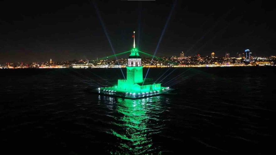 Üsküdar Kız Kulesi’nde Yılbaşına Özel Işık Şovu Mest Etti