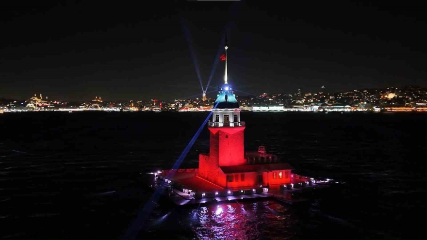 Üsküdar Kız Kulesi’nde Yılbaşına Özel Işık Şovu Mest Etti
