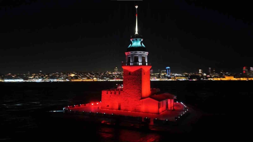 Üsküdar Kız Kulesi’nde Yılbaşına Özel Işık Şovu Mest Etti