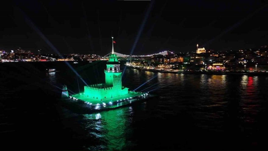 Üsküdar Kız Kulesi’nde Yılbaşına Özel Işık Şovu Mest Etti