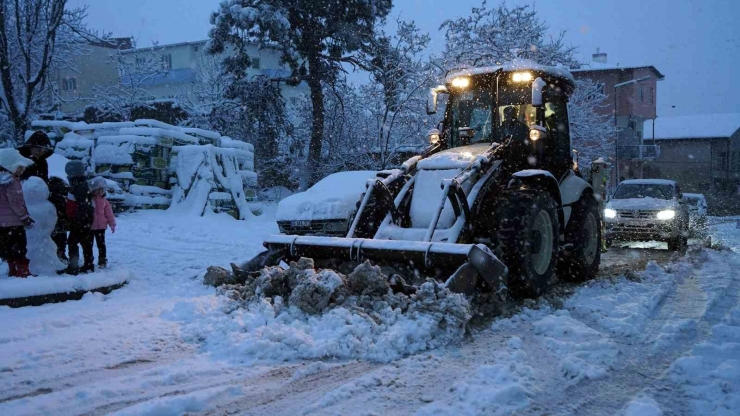 Kahramanmaraş’ta Kar Sevinci Yaşanırken, Ekipler De Sahada Görev Yapıyor